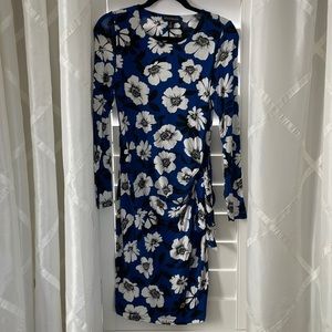 A Pea in the Pod blue floral dress size medium.
